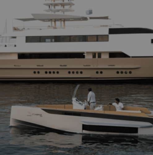 Iguana Original devant un superyacht