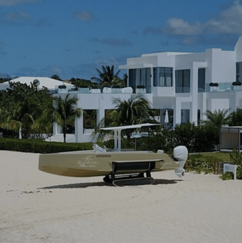 Iguana devant une maison de bord de mer