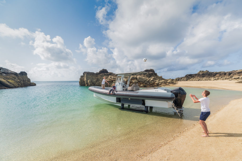 Amphibious adventure boat: Iguana X100 watersport