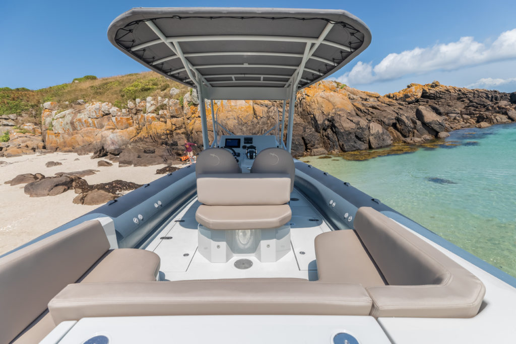 Amphibious adventure boat: Iguana X100 craft