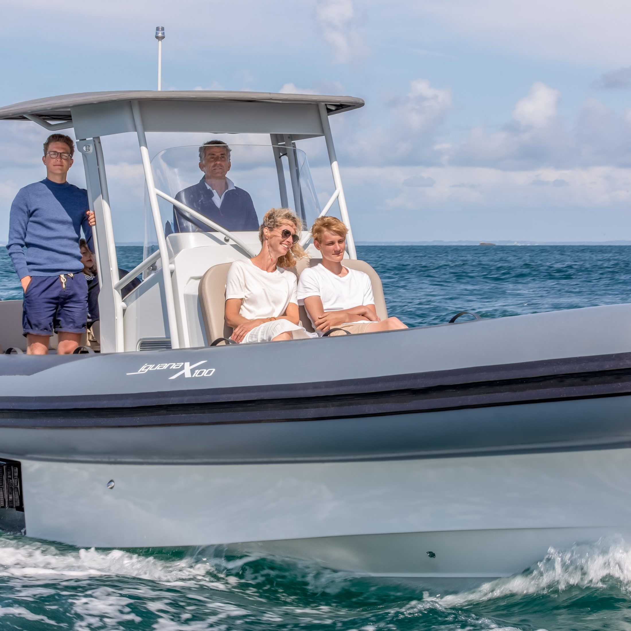 Amphibious adventure boat: Iguana X100 at sea