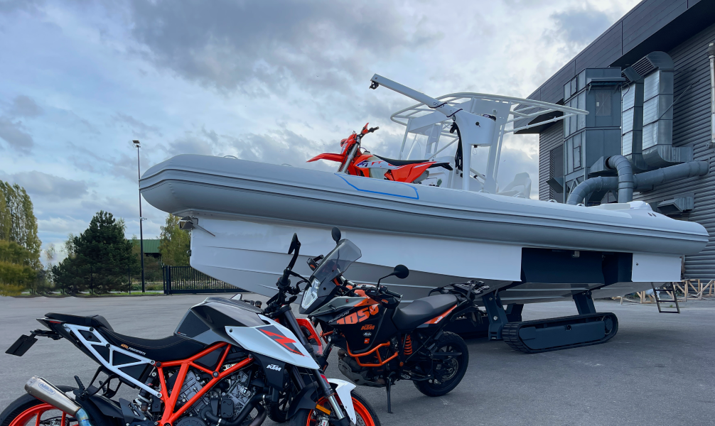 Iguana Bikers custom amphibious boat