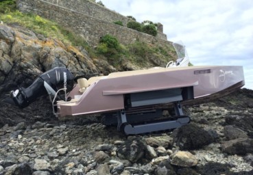 Amphibious boat drives on rocks